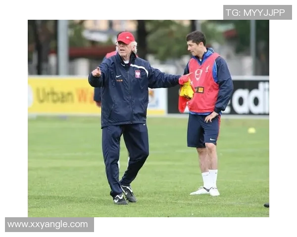 法国与波兰足球明星同框合影展现友谊与竞技精神的精彩瞬间